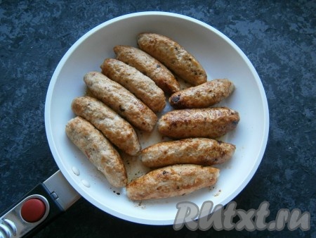 Сковороду разогреть с растительным маслом, затем разместить на ней мясные полуфабрикаты. Жарить люля-кебаб вначале нужно на сильном огне, переворачивая, чтобы мясо поджарилось со всех сторон.
