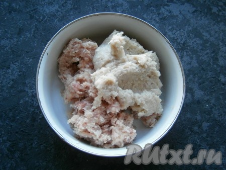 На мясорубке с крупной решеткой перекрутить мясо, сало (или жир) и очищенный репчатый лук.
