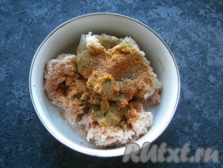 Добавить соль, перец, приправу, сухую аджику.