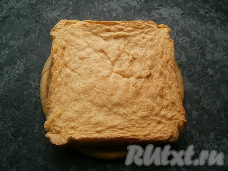 Выпекать бисквит в разогретой до 180 градусов духовке 20-25 минут. После этого бисквиту дать чуть остыть, затем вынуть из формы и убрать пергамент. Если застелено только дно - ножом пройтись по краям формы. Оставить бисквит часов на 5 (лучше на решетке), чтобы он остыл и отлежался. 