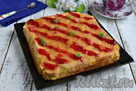 Простой, сочный и очень вкусный бисквитный пирог с вареньем можно сразу подавать к столу, а можно поместить хотя бы на час-два в холодильник - он станет еще более вкусным и нежным.
