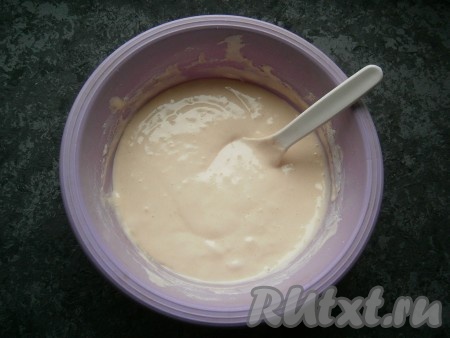 Тесто для бисквита, замешанного на 3 яйцах, получится похожим на магазинную сметану средней густоты.
