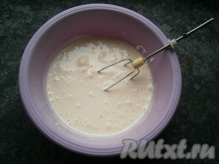 Яйца с солью взбить миксером, постепенно всыпая сахар и ванильный сахар. Взбивать нужно минут 5-7 - до светлой, пышной и довольно плотной массы. Сахар должен полностью раствориться.
