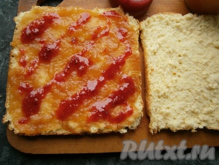 После "отлежки" бисквит станет плотнее, его можно будет разрезать.&nbsp;Бисквит, замешанный на 3 яйцах, можно ничем не пропитывать. По желанию, бисквит можно посыпать сахарной пудрой, нарезать и подать к чаю. Я предлагаю приготовить из такого бисквита очень простой и вкусный пирог с вареньем. Для этого бисквит нужно разрезать горизонтально на 2 части. Смазать одну половину бисквита вареньем (я смазала его не слишком густым яблочным вареньем и нанесла немного малинового варенья (как на фото)).
