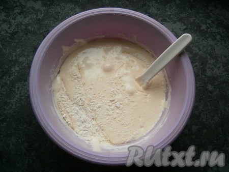 Частями всыпать просеянную с разрыхлителем муку, каждый раз ее аккуратно вмешивая ложкой в яичную смесь.