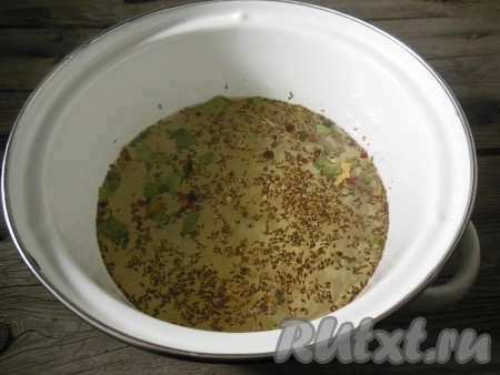 В кастрюле вскипятите воду, добавьте соль и сахар, душистый перец горошком, смесь перцев горошком, а также семена укропа и измельченные (но не в порошок) лавровые листья, проварите около 3-5 минут, затем снимите с огня.