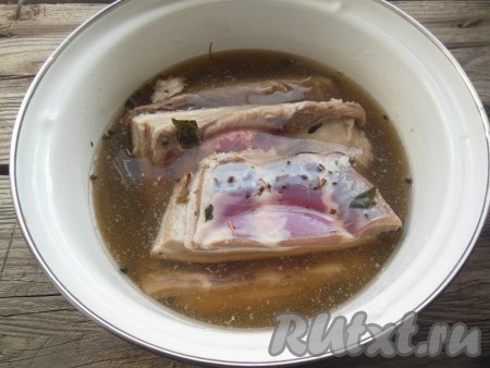 Сало в маринаде сверху накройте тарелкой, поставьте небольшой груз (хватит и литровой банки с водой), оставьте на сутки при комнатной температуре. Затем снимите груз, уберите кастрюлю с салом, накрытую тарелкой, в холодильник на нижнюю полку, оставьте еще на двое суток.