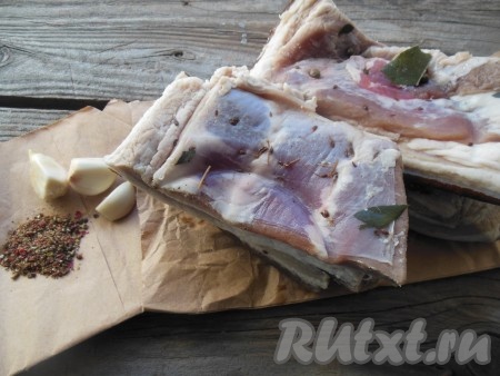 Для обмазки сала очищенный чеснок необходимо крупно нарезать ножом, так он отдаст больше аромата. Смесь перцев я измельчаю (не в пыль) в кофемолке.