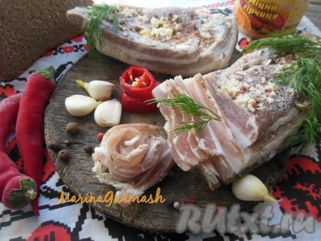 От мягкого, нежного, слегка перченого, ароматного сала очень трудно отказаться. С черным хлебушком, горчицей или к борщу такое сальце подойдёт идеально. Хранить сало, засоленное в рассоле с сахаром, необходимо в морозилке. Срок хранения около 6 месяцев, в нашей семье такое сало уходит за пару дней. Обязательно попробуйте приготовить, думаю, и вашей семье такой посол очень понравится.