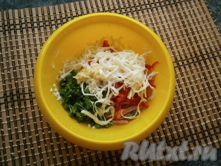 Половину сыра сулугуни вместе с пропущенным через пресс чесноком добавить в салат.
