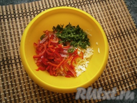 Болгарский перец, предварительно очищенный от семян, нарезать соломкой и вместе с измельченной петрушкой добавить в салат из колбасы и яиц.
