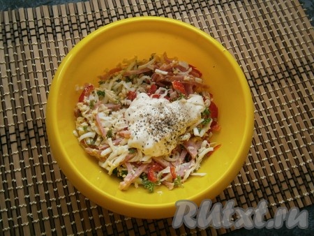 Добавить соль, майонез и чёрный молотый перец.
