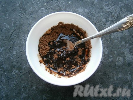 Растительное масло чуть подогреть до теплого состояния, растворить в нем какао-порошок.