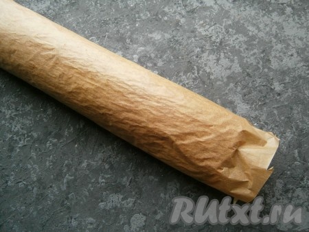 Снова разместить корж на пергаменте и вместе с ним его свернуть в рулет. Оставить до полного остывания.