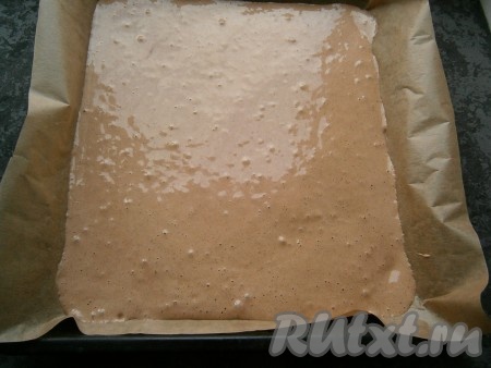 Противень полностью застелить пергаментом хорошего качества, вылить тесто, разровнять его.