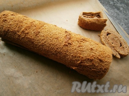 Края рулета ровненько отрезать.
