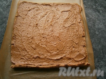 Немного крема (3-4 столовых ложки) оставить для украшения, оставшимся кремом смазать весь корж.
