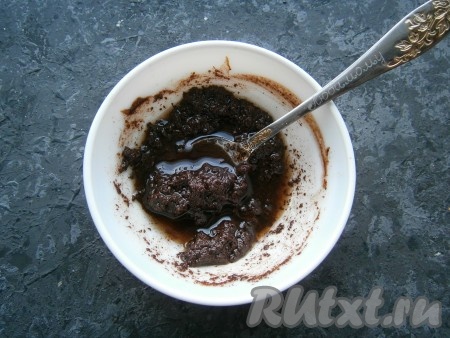 Добавить щепотку соли и влить постепенно молоко комнатной температуры. Смотрите, сколько нужно молока, смесь должна свернуться и загустеть, масло немного отделится.