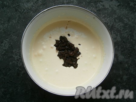 В желтки всыпать оставшиеся 65 грамм сахара и добавить ванильный сахар, взбить миксером до плотной, светлой массы, увеличившейся в объеме раза в 3-4 (взбивать 5-6 минут). Добавить в желтковую массу густую смесь из какао и масла.
