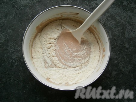 Частями просеять в эту смесь муку с разрыхлителем, замешивая аккуратно ложкой тесто.