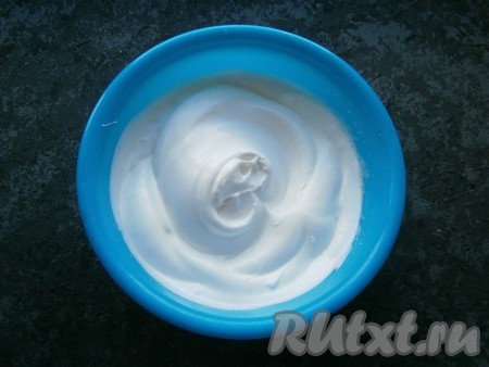 Яйца разделить на белки и желтки. Белки взбить миксером со щепоткой лимонной кислоты до пышной пены, затем, добавляя постепенно 65 грамм сахара, продолжать взбивание до устойчивых пиков (минут 5-6).
