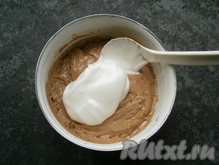 Далее в несколько приемов добавить в тесто взбитые белки, каждый раз их полностью вмешивая с помощью ложки. Вмешивать белки в тесто нужно аккуратно, движениями ложки снизу вверх, как бы тесто складывая.
