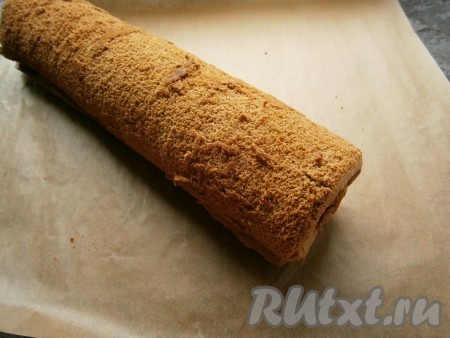 Свернуть корж в плотный рулет, который отправить в морозилку на 5-7 минут.
