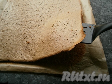 Выпекать корж в разогретой до 180 градусов духовке около 15-20 минут (смотрите по своей духовке). Корж не должен сверху быть влажным, но и пересушивать его нельзя (не свернется в дальнейшем). Как только перестанет липнуть верх - нужно доставать! Сразу же лопаткой поддеть низ коржа и отделить его от пергамента.