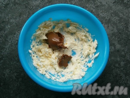 Размягченное сливочное масло немного взбить миксером, добавить в него частями вареную сгущенку, продолжая взбивать.
