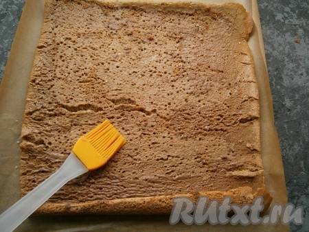 Затем пергамент убрать, корж развернуть и пропитать его ликером.
