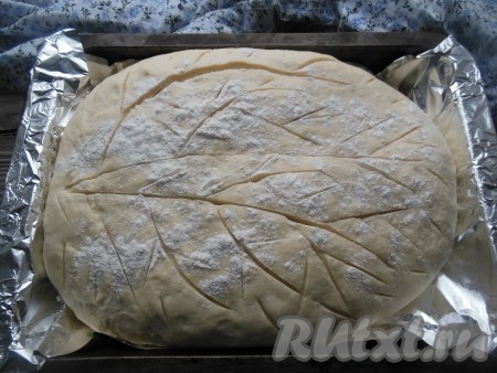 Украшать или не украшать хлебушек рисунком, решайте сами. Думаю, хлеб с рисунком выглядит более аппетитным, да и деткам нравятся узоры на хлебушке.
