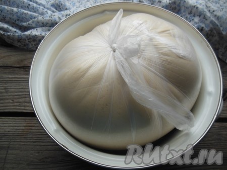 За это время тесто значительно вырастет и увеличится в объеме в несколько раз (как на фото).
