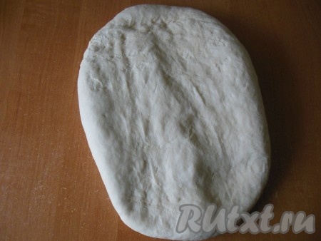 Снимите пакеты, слегка домесите тесто на столе, чтобы из теста удалить пузырьки воздуха.
