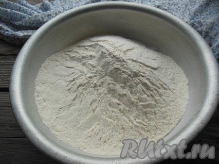 Для приготовления теста просейте в большую миску муку.
