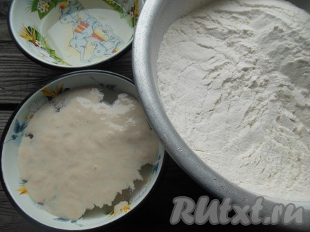 За это время на поверхности жидкости должна появиться "дрожжевая шапочка". В отдельной миске в 300 мл теплой воды разведите соль, тщательно перемешайте.
