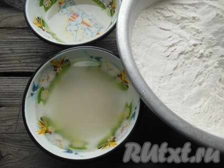 Разведите в 400 мл теплой воды сахар, добавьте прессованные дрожжи. Перемешайте и оставьте на 5 минут при комнатной температуре.