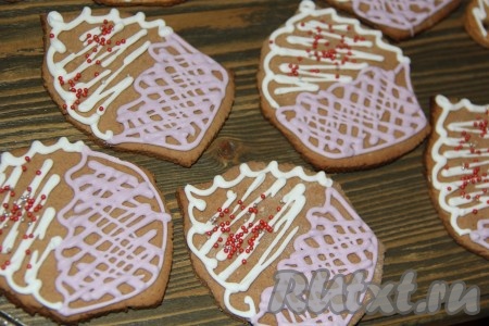 Остывшие пряники можно подавать к столу. При желании, их можно украсить глазурью и кондитерской посыпкой. Я украсила пряники сахарной глазурью. Глазурь приобрела в супермаркете и приготовила по инструкции.
