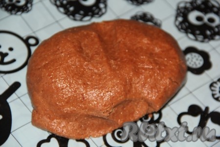 Работать с тестом лучше в холодном виде, в этом случае оно не стягивается и не деформируется. Поэтому лучше отделять от теста по небольшому куску и работать с ним, а оставшееся тесто пусть в это время находится в холодильнике.
