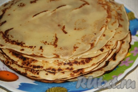 Готовые блинчики слегка остудить. У меня получилось, примерно, 25-30 тонких блинов.
