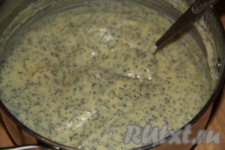 Заварной крем с маком получится однородным, по консистенция, как сметана средней густоты.
