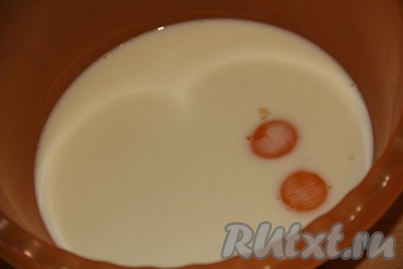 Для того чтобы приготовить тесто, в молоко нужно добавить яйца, сахар и соль, перемешать.
