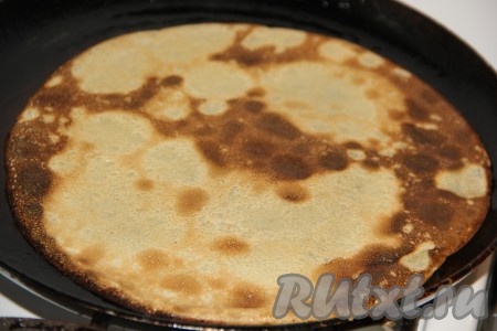 Блинчики жарить на раскалённой сковороде на среднем огне с двух сторон. Я не смазывала сковороду маслом, блины прекрасно переворачиваются.
