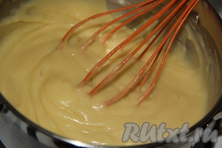 Поставить кастрюлю на средний огонь и, при постоянном помешивании, довести массу до кипения. Варить крем, постоянно помешивая, в течение 2-3 минут с момента закипания на небольшом огне. Крем начнёт густеть.
