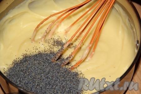 Добавить в заварной крем мак, перемешать.
