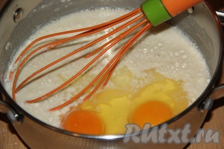 Затем добавить яйца и перемешать до однородности.
