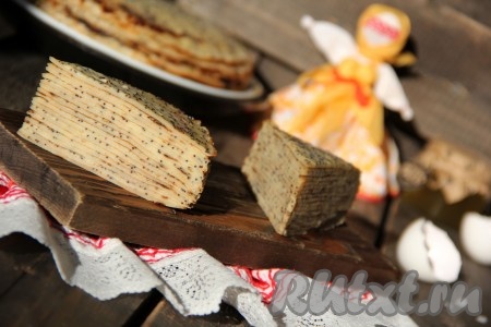 Вот таким красивым, ровным получился блинный торт "Маковка" с начинкой из заварного крема. Приготовьте этот необыкновенно нежный тортик и насладитесь его великолепным вкусом!
