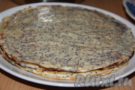 На плоскую тарелку выложить блин и смазать его кремом (я каждый блин смазывала 1,5 столовыми ложками крема). Сверху выложить следующий блин и тоже смазать кремом. Продолжить формировать торт "Маковка", выкладывая блины друг на друга и промазывая каждый блинчик заварным кремом.
