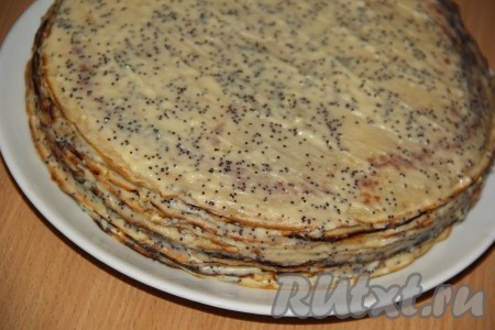 Таким образом сформировать блинный торт, используя все блины и весь крем. Поставить тортик в холодильник на ночь.
