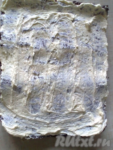 Коржи развернуть. Все коржи пропитать сиропом, смазать кремом.
