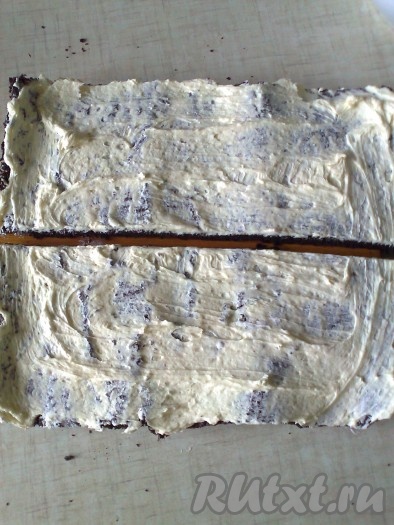 Разрезать каждый пропитанный и смазанный корж вдоль пополам (на 2 части-полоски).
